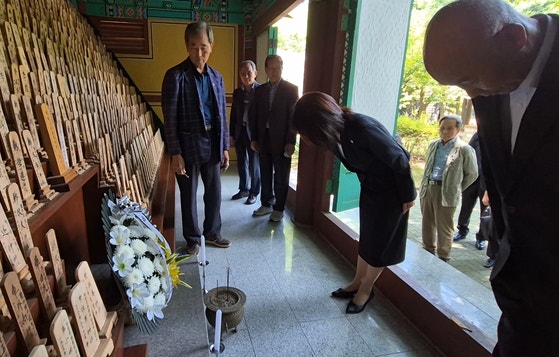 韓国人被爆者の苦痛に寄り添い 陜川の慰霊閣を訪れた広島県副知事（2024年7月12日）