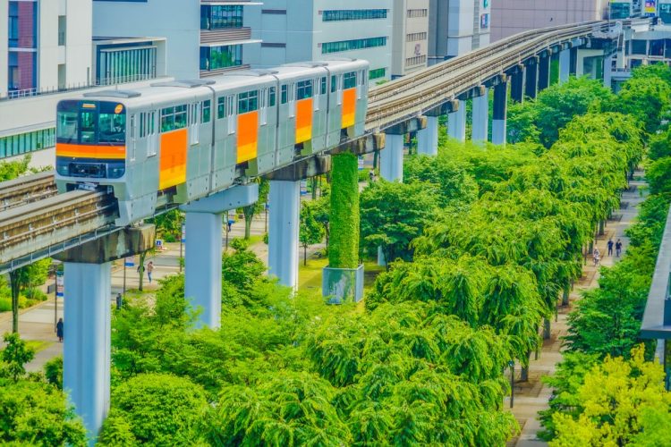 東京都の不動産価格下落が懸念されるモノレール沿線の駅周辺風景。アクセス不便が人口減少の一因に。