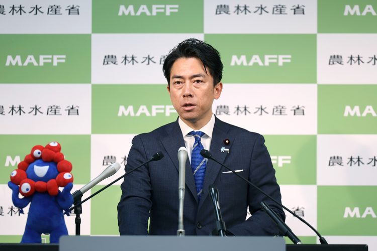 財務省が次期総理に期待を寄せる政治家候補の一人、小泉進次郎氏。増税推進派の期待がかかる若手政治家の姿。