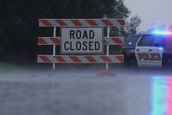 テキサス州カービル地域で激しい雨により通行が遮断された道路の様子 (2025年7月13日)