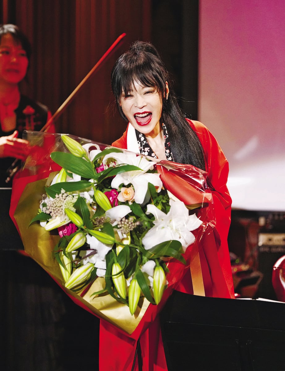 中森明菜が還暦イベントで花束を受け取り笑顔を見せる様子