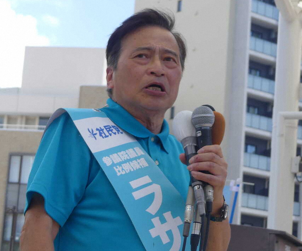 参院選の社民党比例代表候補、ラサール石井氏がJR亀有駅前で街頭演説を行う様子