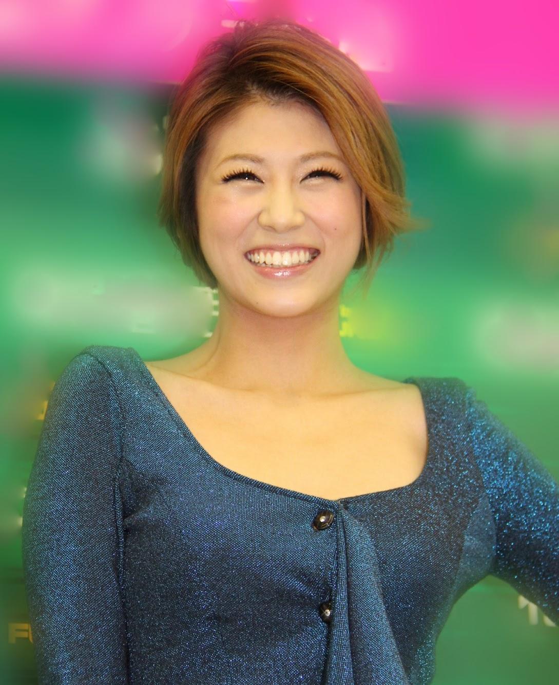 小阪由佳＞元グラビア女王の社長 18年ぶり！ 因縁のラバー衣装に