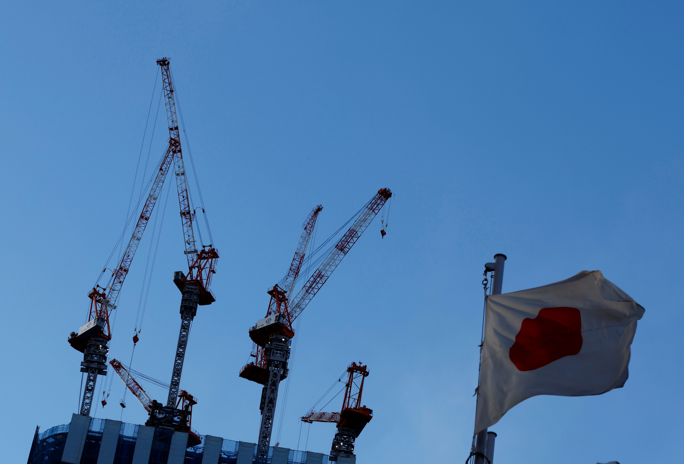 日本の建設現場で働く人々。少子高齢化による生産年齢人口減少が進む中、外国人労働者の受け入れ拡大が政策課題となっている状況を示唆。