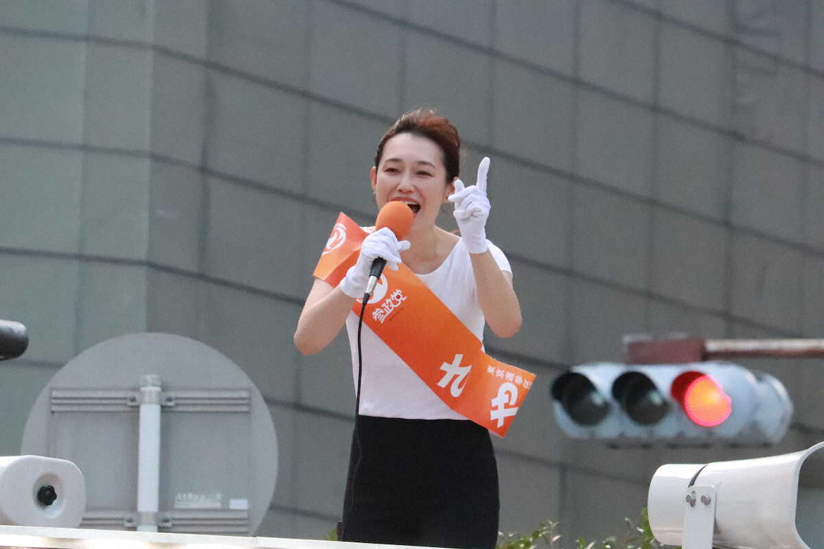 参院選東京選挙区に立候補した参政党新人のさや氏が目黒駅前で街頭演説を行う様子
