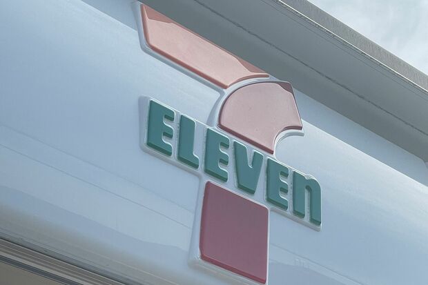世界の様々なセブンイレブン店舗で使われているユニフォームを紹介する写真