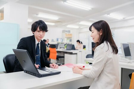 日本の金融資産のイメージ。高額預金や富裕層の資産動向、預金保険制度の対象外となるリスクを示唆する図像。
