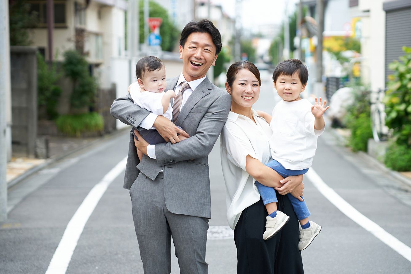 日本の少子化問題を示唆する親と子のイメージ写真