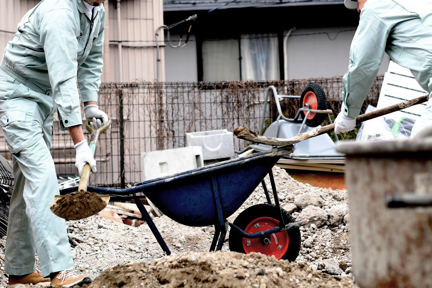 外国人労働者の労働環境を象徴する建設現場の写真