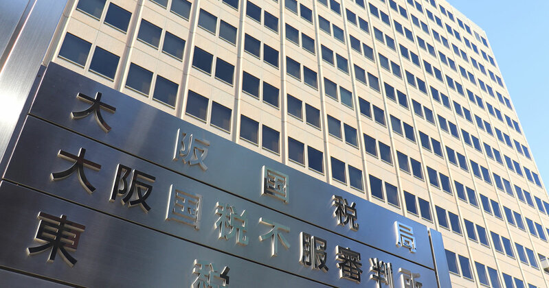 税務署員の訪問を受ける事業主のイメージ。納税に関するコミュニケーションの重要性を示す