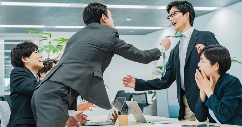ストレスや怒りを感じ、頭を抱える人物のイメージ写真