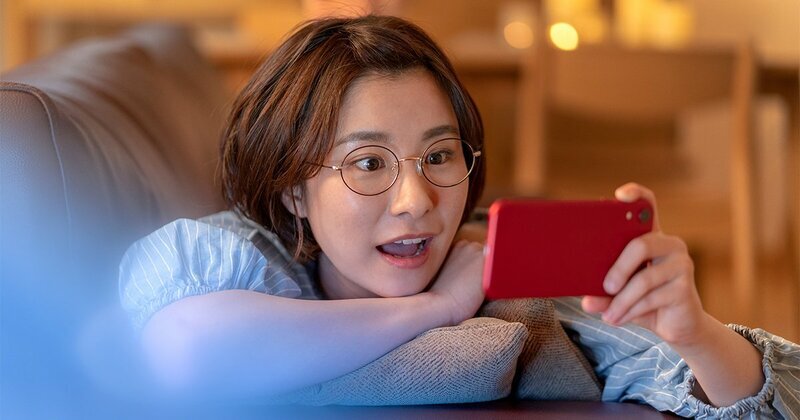 現代の動画視聴習慣と画面を見つめる人物のイメージ