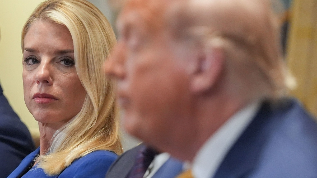 トランプ氏、エプスタイン・メモ巡るボンディ司法長官への支持貫く：MAGA内で亀裂も