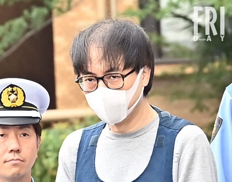 生徒へのわいせつ行為で逮捕された松戸の英会話教室経営者、久末圭介容疑者の送検時の写真