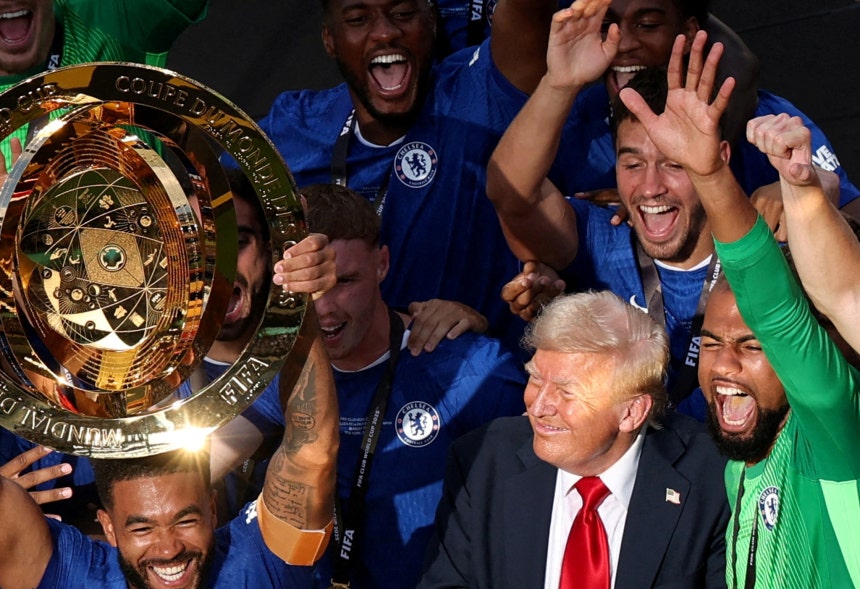 クラブW杯優勝セレモニーでチェルシー主将リース・ジェームズ（右）と並び立ち物議を醸すドナルド・トランプ氏