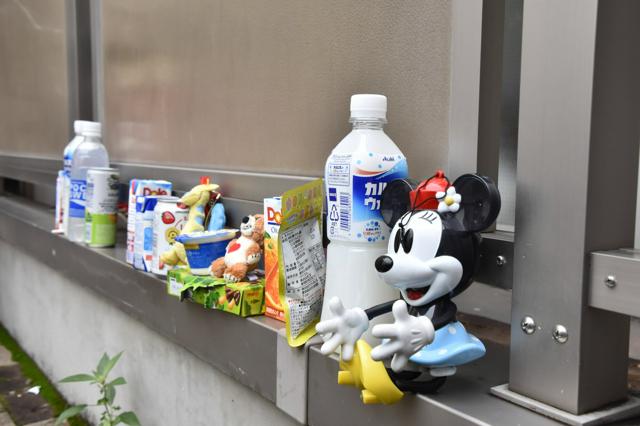 事件現場となったマンション前に供えられたジュースとお菓子、梯稀華ちゃん遺棄致死事件から5年