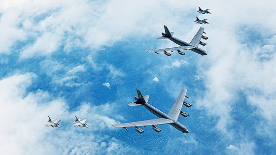 済州南側の公海上で米国の戦略爆撃機B-52H、韓国KF-16、日本のF-2が拡大抑止を目的とした連合空中訓練を実施する様子。
