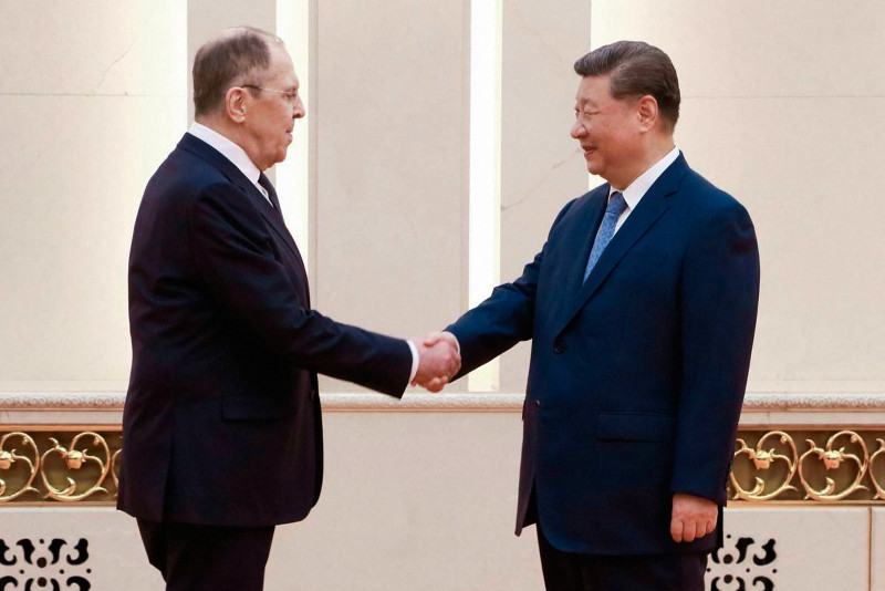 訪中したロシアのラブロフ外相と会談し握手する中国の習近平国家主席。中露関係の緊密化を象徴する一枚。