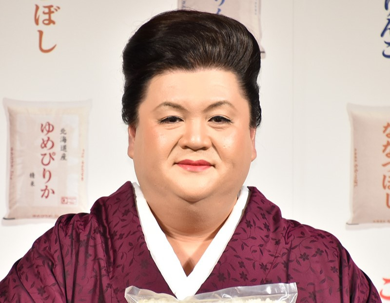 月曜から夜ふかしに出演中のマツコ・デラックス。海外旅行や移動への不満を語る様子。