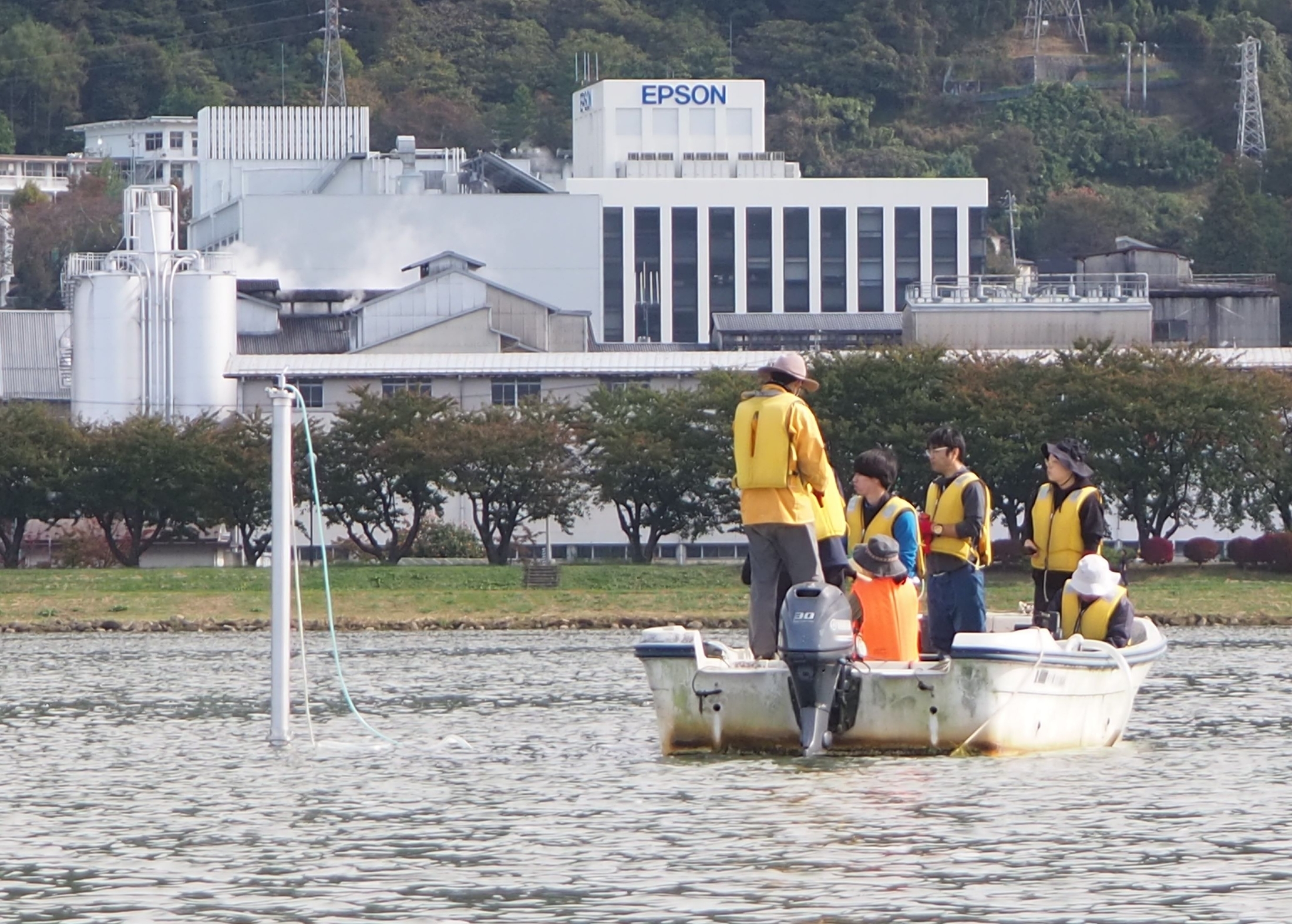 諏訪湖底「曽根遺跡」で行われた地質ボーリング調査の様子