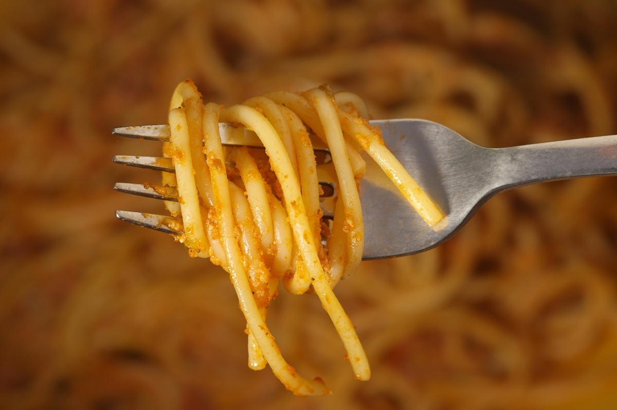 フォークでパスタを食べる様子、イタリア料理のイメージ