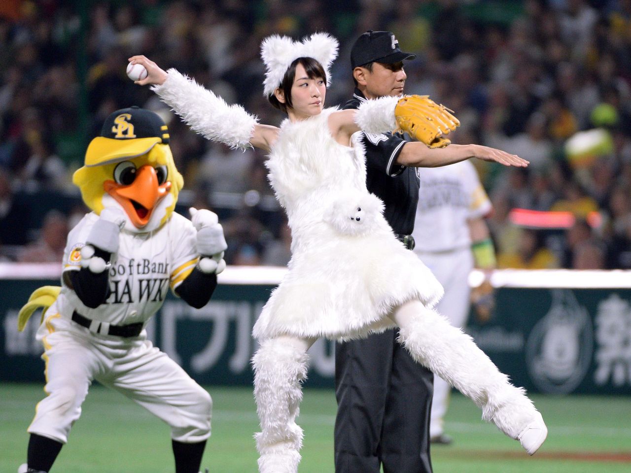 乃木坂46在籍時に始球式を務める生駒里奈