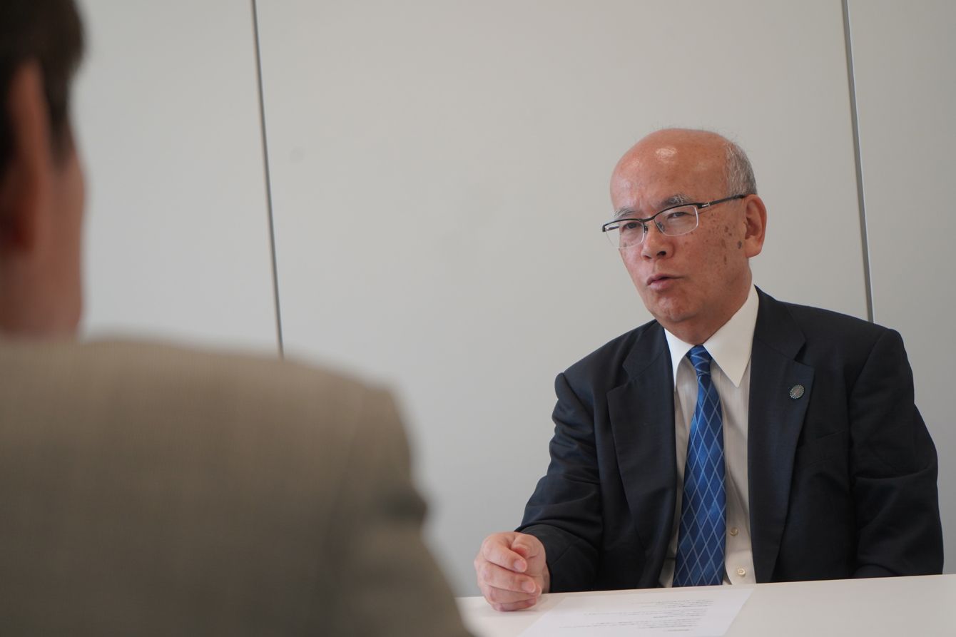 久米晃氏がインタビューに応じる様子（元自民党選挙事務局長）