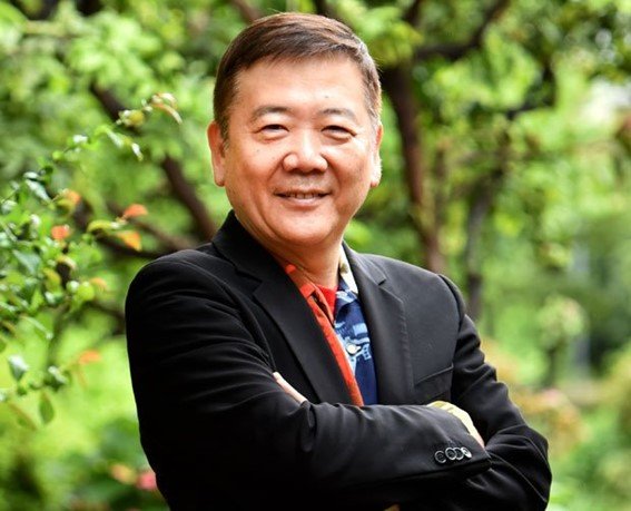 相談に乗る作家・鴻上尚史氏。高校生の同性友人への恋愛相談について語る。