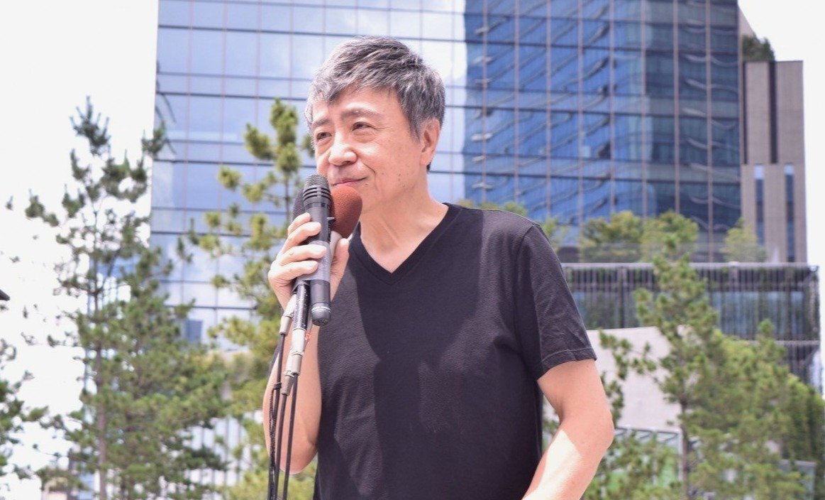 大阪のJR京橋駅前で参院選の街頭演説を行うミュージシャンの世良公則氏