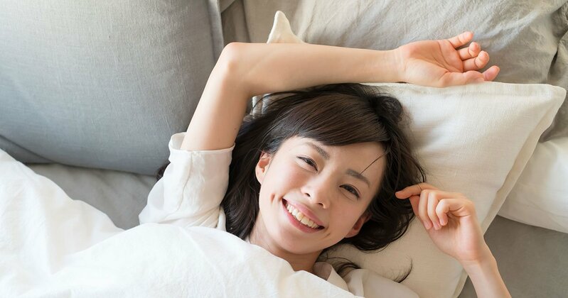 快眠を得てぐっすり眠る人のイメージ画像（寝具）