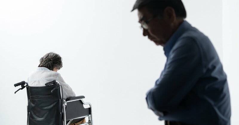 認知症の方の介護をサポートするイメージ画像