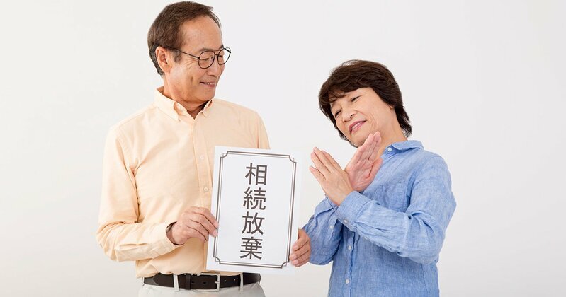 高齢者を介護する家族のイメージ。親の介護は肉体的精神的に負担が大きい。