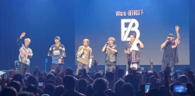 BE:FIRSTのメンバー（左からSHUNTO、JUNON、SOTA、MANATO、RYUHEI、LEO）がパリ公演のステージで躍動する様子。RYOKIは体調不良のため出演見合わせ。