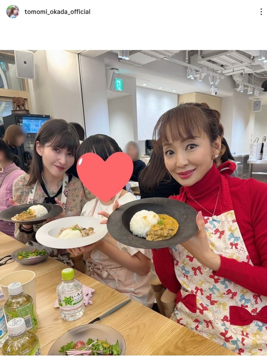 女子高生　机の上　パンモロ 故・岡田眞澄さんの美人娘 セレブな近影「めっちゃかわいい」朋峰２６歳…有名大出身の才色兼備（スポーツ報知） - Yahoo!ニュース