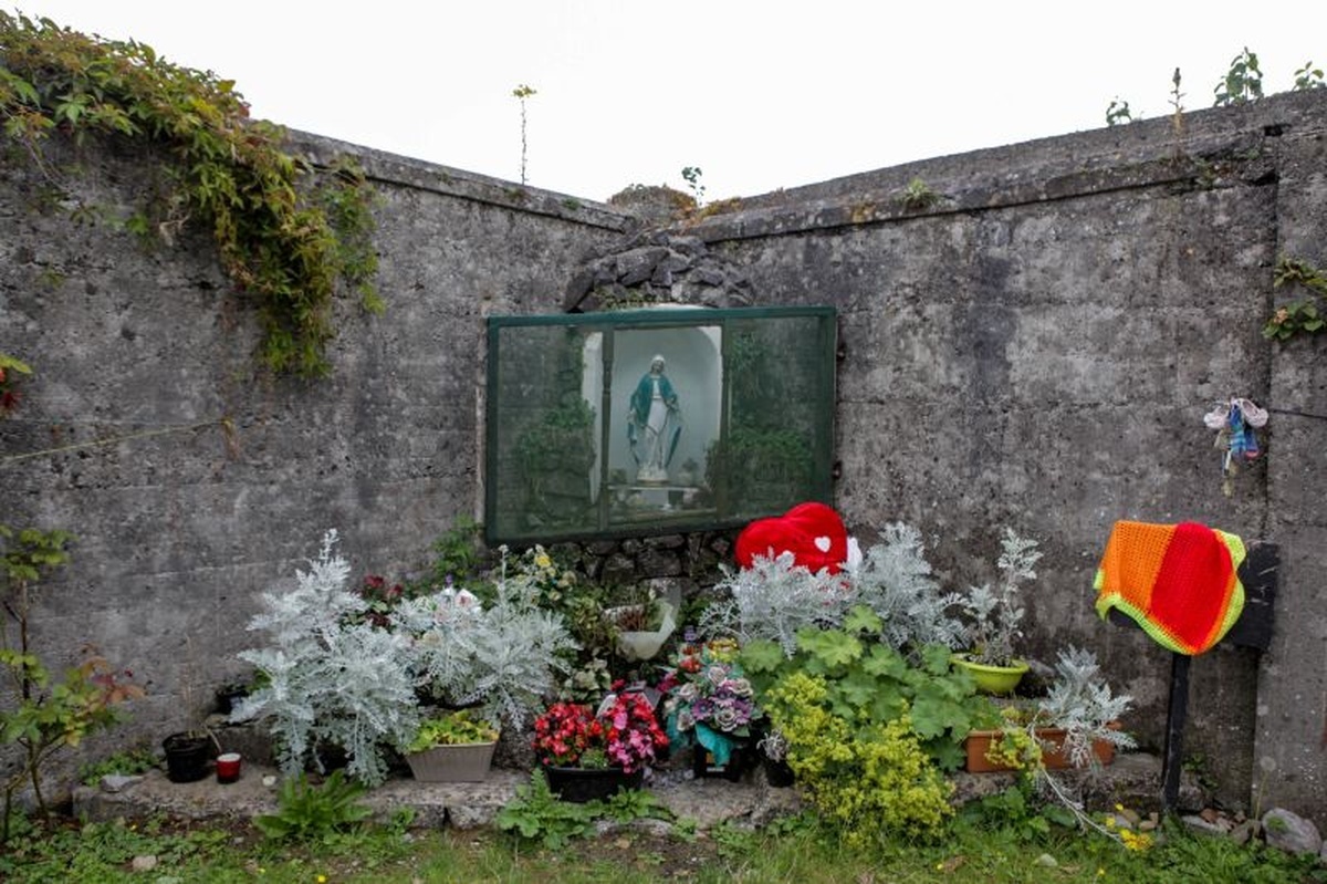 アイルランド・チュアムの旧母子収容施設跡地に立つ、乳幼児の埋葬地を示す記念碑。2019年に撮影され、現在は一般非公開。