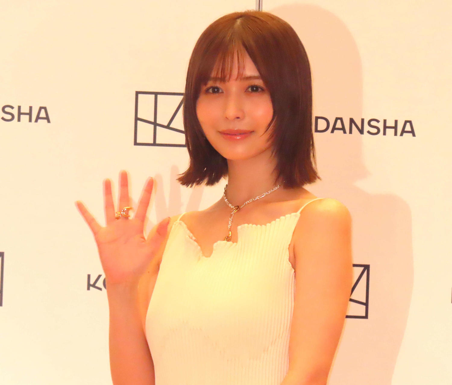 長濱ねるセカンド写真集「長濱ねる」発売記念会見で笑顔を見せる長濱ねる。黒いトップス姿で、8年ぶりの写真集への自信を語った。
