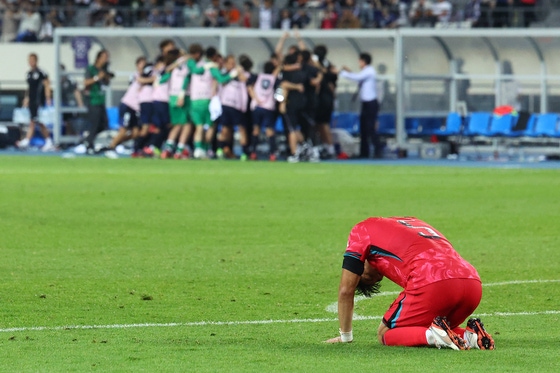 E-1選手権最終戦、日本に敗れグラウンドに座り込む韓国代表パク・ジンソプ選手。屈辱の3連続無得点敗北を喫した日韓戦の瞬間。
