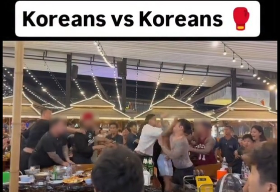 タイ・パタヤの飲食店で発生した韓国人観光客同士の乱闘の瞬間。