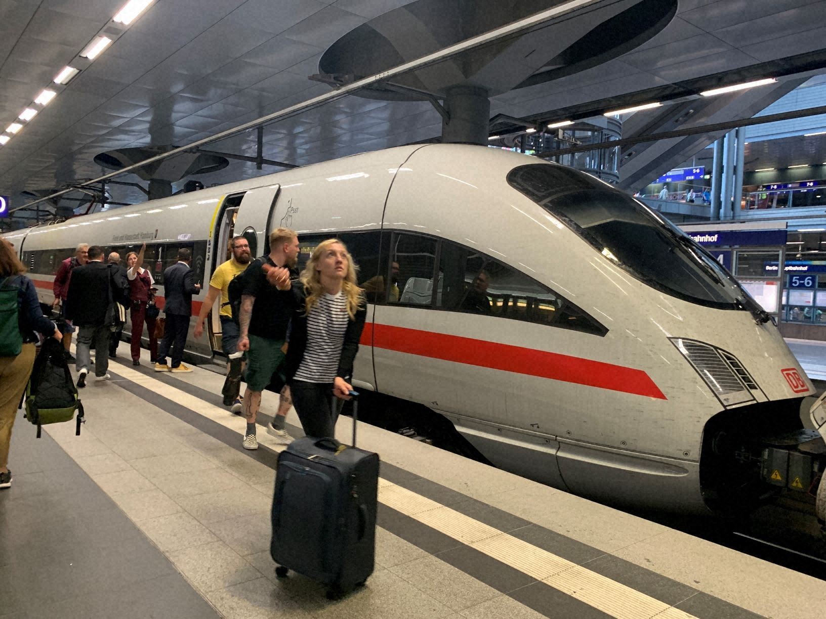 ベルリン中央駅に停車するドイツ高速列車ICEの車体。ドイツ鉄道の老朽化問題が深刻化する中、公共交通機関の信頼性低下が懸念される。