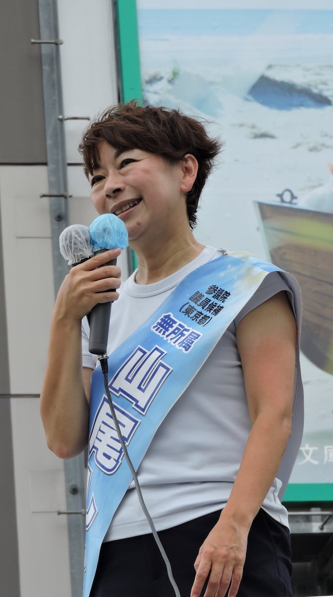 東京都渋谷区のJR代々木駅前で街頭演説を行う無所属の山尾志桜里氏。聴衆に向けて日本の防衛と皇室問題について力説している様子。