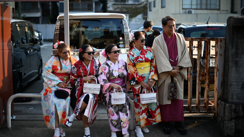 京都市東山区で和服を体験する訪日外国人観光客。日本の文化体験がインバウンド消費を牽引する一因となる光景。