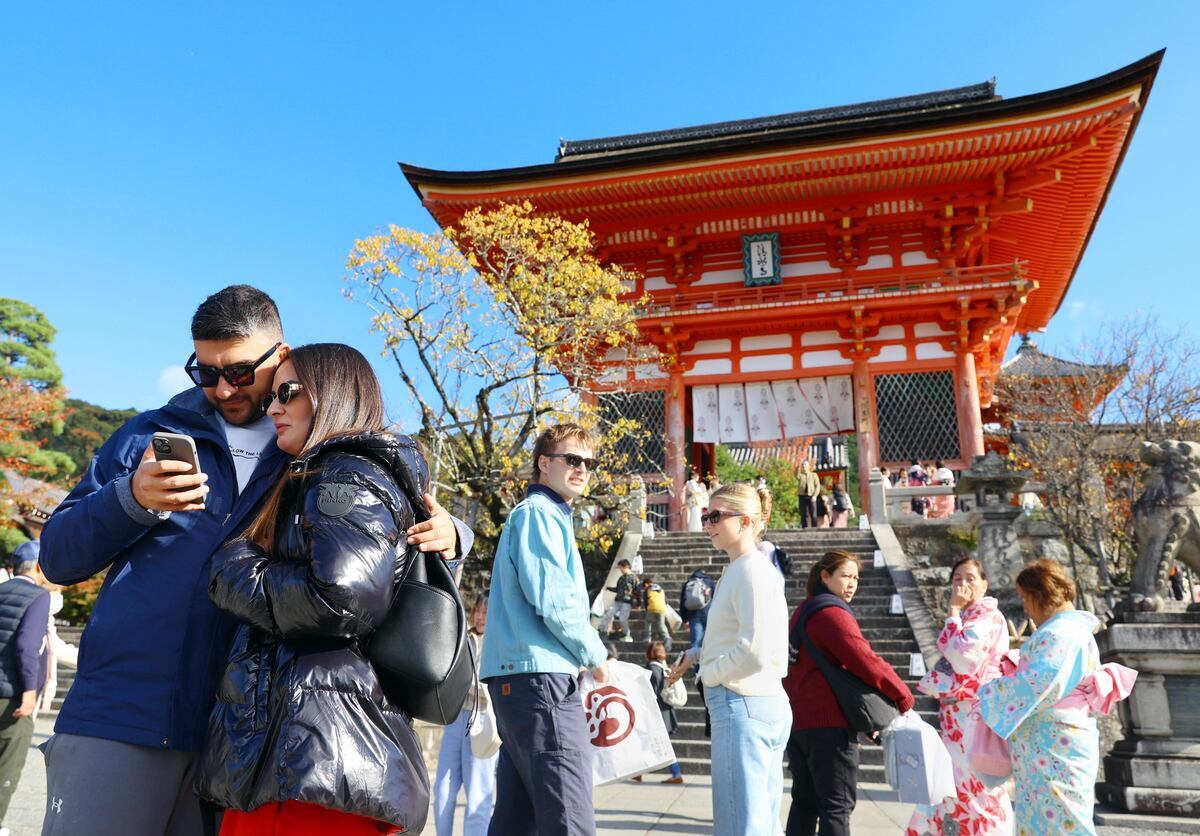 訪日観光客で賑わう京都清水寺の様子。活気ある日本の観光地を示すイメージ。
