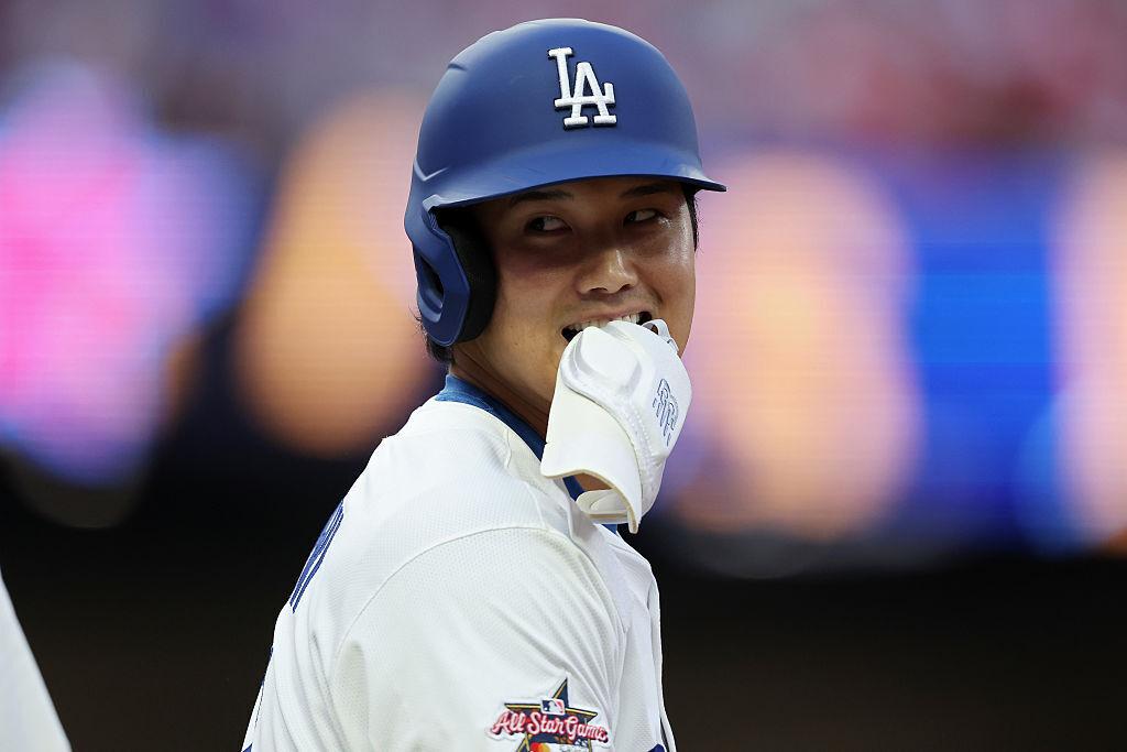 大谷翔平、技ありセンター前ヒット＆ホームラン性の大飛球で笑顔