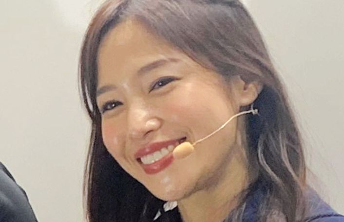 鷲見玲奈がゴルフ練習場でドライバーショットを打つ姿。新クラブQi35で飛距離200ヤード超えを達成し、興奮が伝わる。