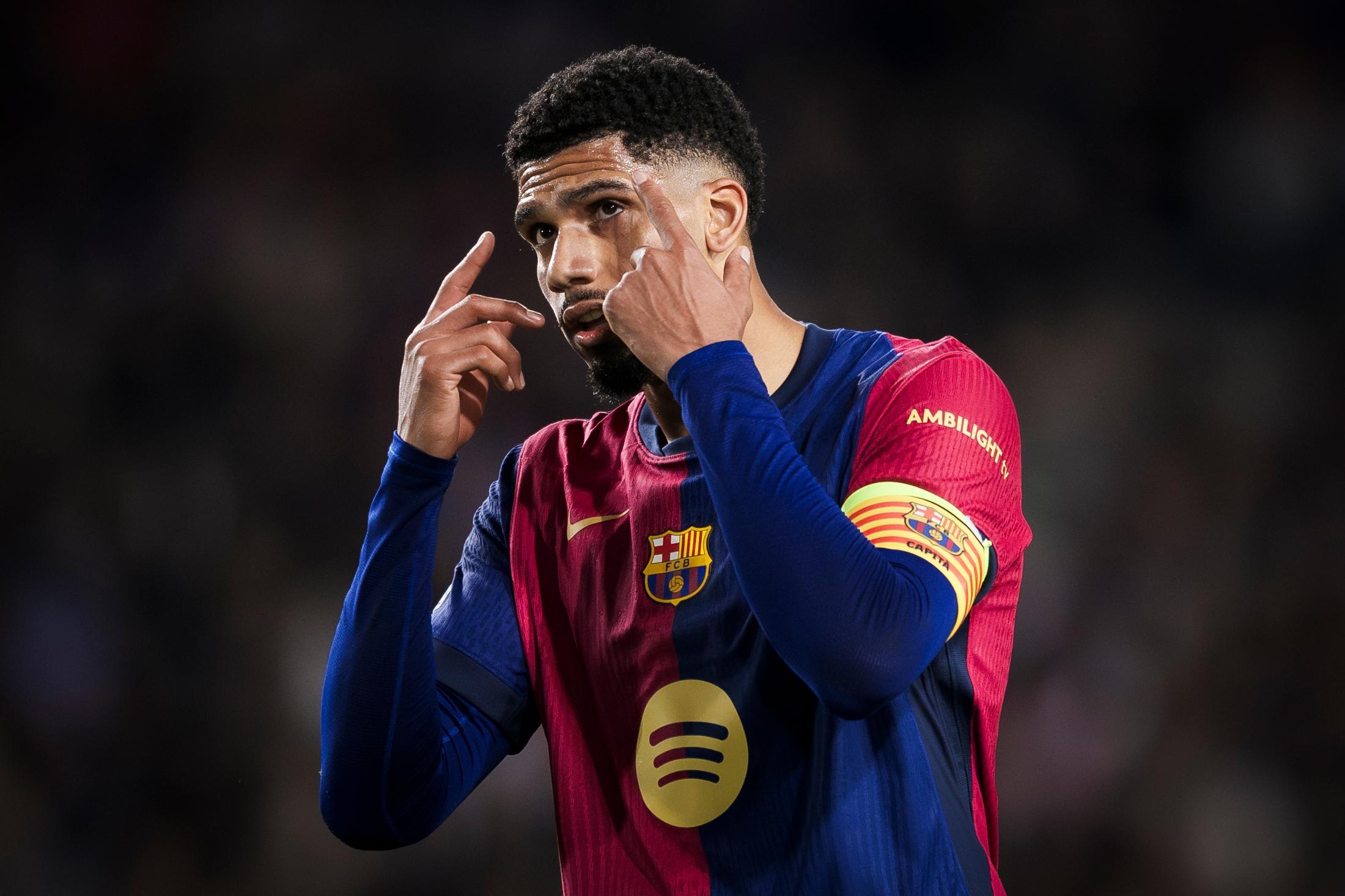 アラウホ バルセロナ ユニフォーム ウルグアイ代表 20220926_araujo_getty-560x373.jpg