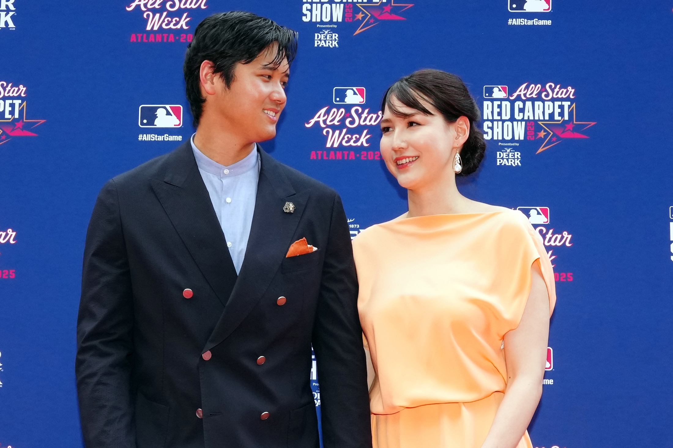 完璧な装いだ」「ショーをさらった」真美子夫人のドレス姿に米