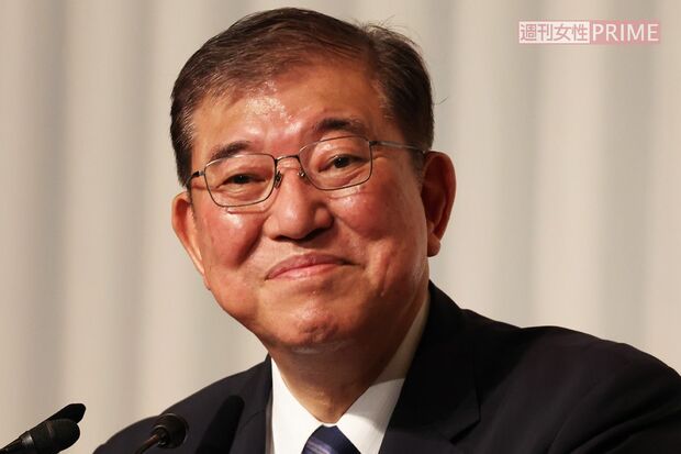 参議院選挙の応援演説中に手の甲にカンペを使用する石破茂首相
