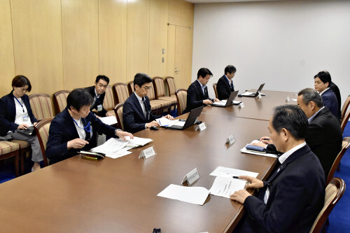 日産の生産終了発表を受け、横浜市役所で開かれた対策本部会議の様子