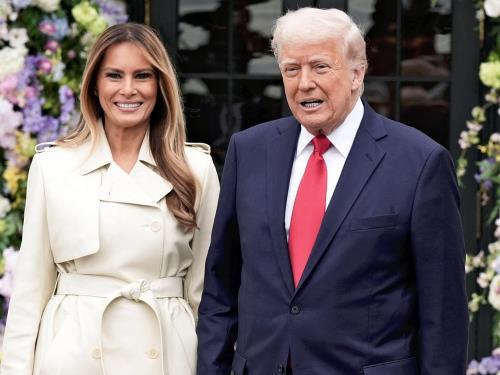 米ワシントンで会見に臨むドナルド・トランプ氏とメラニア夫人。夫人のウクライナに対する関心が、トランプ氏のロシア政策に影響を与えている可能性が指摘されている。