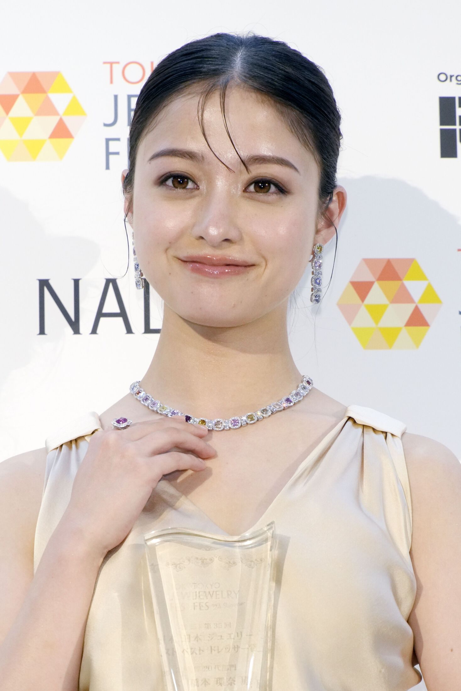 橋本環奈の最新ポートレート。来年1月からのフジテレビ月9ドラマ主演が報じられ、中川大志との婚約説も注目を集めている。